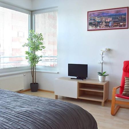 Modern Apartments - Airport 8Mins براغ المظهر الخارجي الصورة