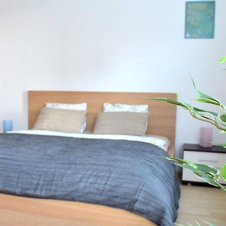 Modern Apartments - Airport 8Mins براغ المظهر الخارجي الصورة