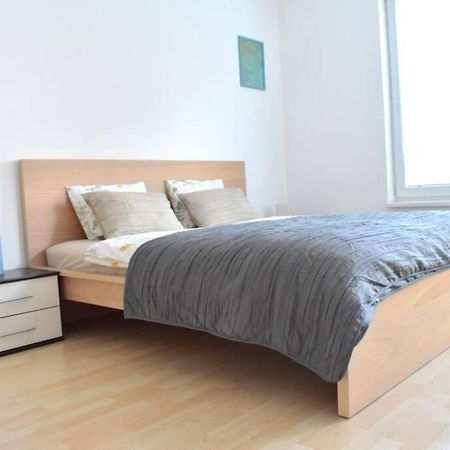 Modern Apartments - Airport 8Mins براغ المظهر الخارجي الصورة