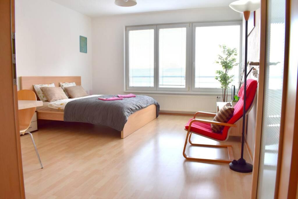 Modern Apartments - Airport 8Mins براغ المظهر الخارجي الصورة