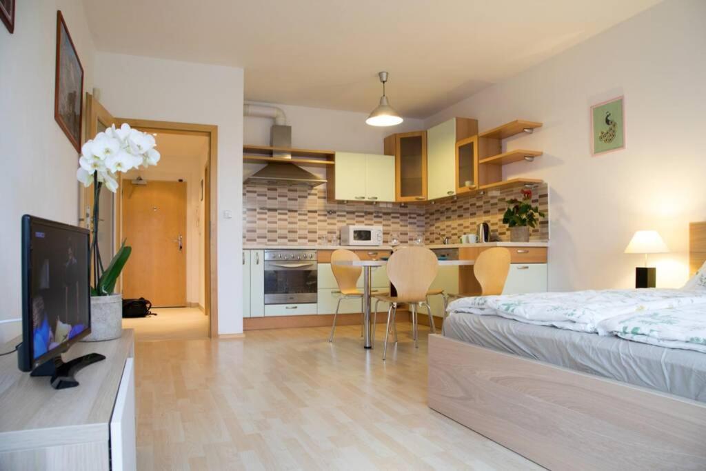 Modern Apartments - Airport 8Mins براغ المظهر الخارجي الصورة