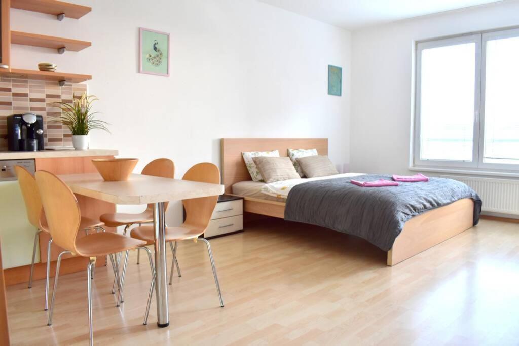 Modern Apartments - Airport 8Mins براغ المظهر الخارجي الصورة