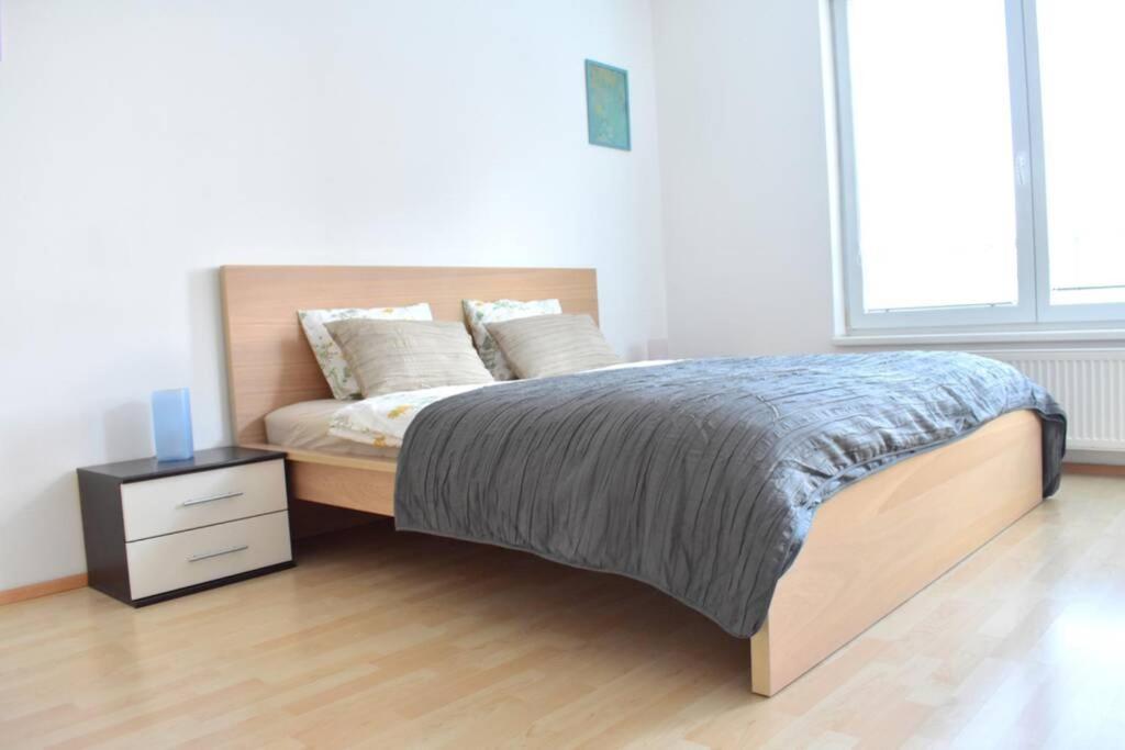 Modern Apartments - Airport 8Mins براغ المظهر الخارجي الصورة