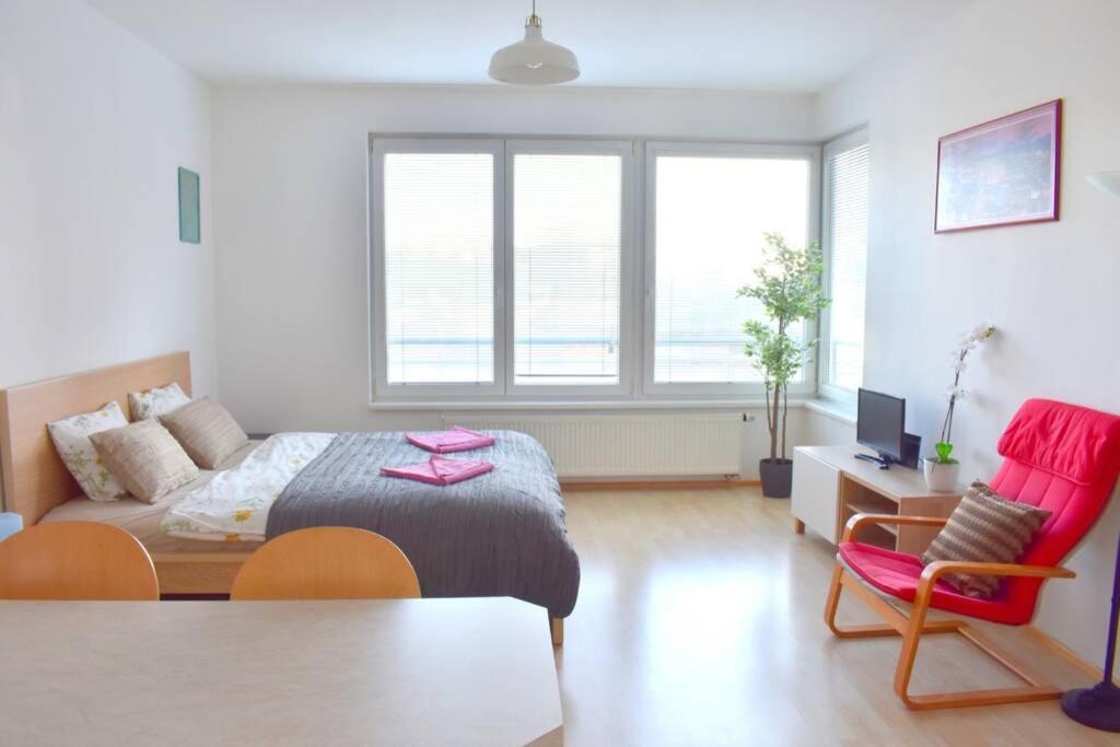 Modern Apartments - Airport 8Mins براغ المظهر الخارجي الصورة